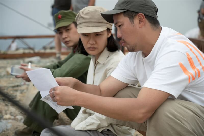 電影「少年的你」、「七月與安生」香港導演曾國祥（右）擔任「3體」首2集導演，呈現劇中要角「葉文潔」的背景故事。（Netflix提供）