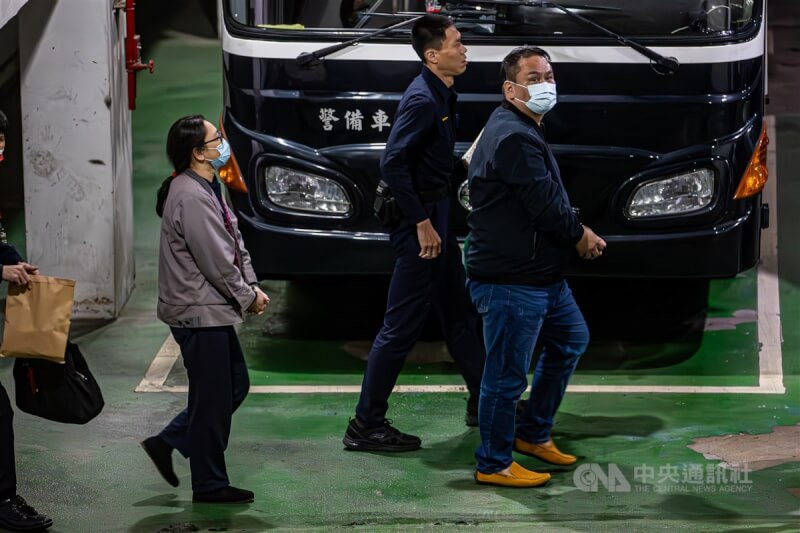 台北市議員陳重文（右）被控圖利監視器業者，檢察官聲押禁見，陳重文21日晚間在法警移送下步行上警備車。中央社記者鄭清元攝 113年3月21日