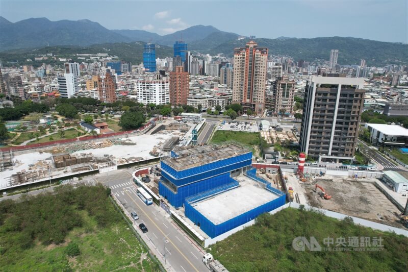 圖為台北市北投士林科技園區一帶興建中的建案。中央社記者徐肇昌攝 113年3月22日
