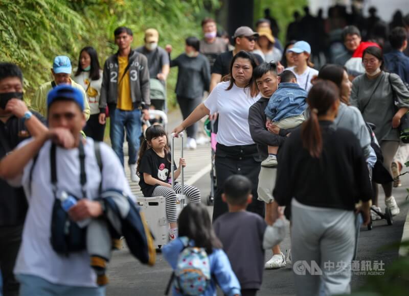 圖為許多家長把握好天氣，帶著孩子到台北市立動物園遊玩。中央社記者王飛華攝　113年3月16日