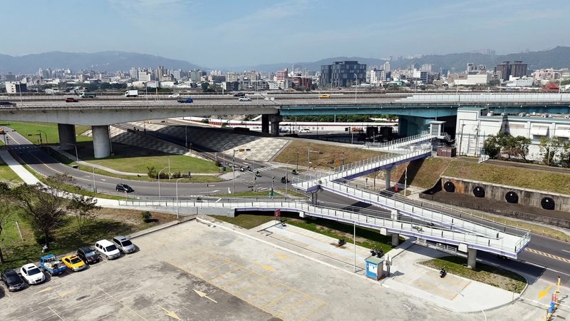新北市新莊區瓊林陸橋22日啟用,市府水利局表示,陸橋橫跨環漢路二段及重新堤外道,並打造友善電梯與無障礙坡道,市民可由塔寮坑抽水站搭電梯,經瓊林陸橋至西盛環保河濱公園。(新北市水利局高灘處提供)中央社記者黃旭昇新北市傳真 113年3月22日