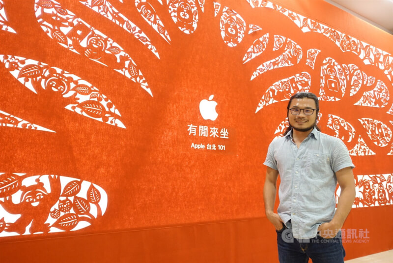 楊士毅為Apple旗艦店創作的剪紙「有閒來坐」，畫面中充滿台灣元素，希望傳達善意、相聚與幸福感。（中央社檔案照片）