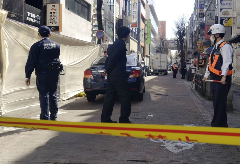 熊本市22日砍人案釀3傷，警方在案發地拉起封鎖線。（共同社）