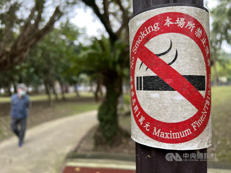 台灣菸害防制法執行近30年，但路邊二手菸始終難解。（中央社檔案照片）