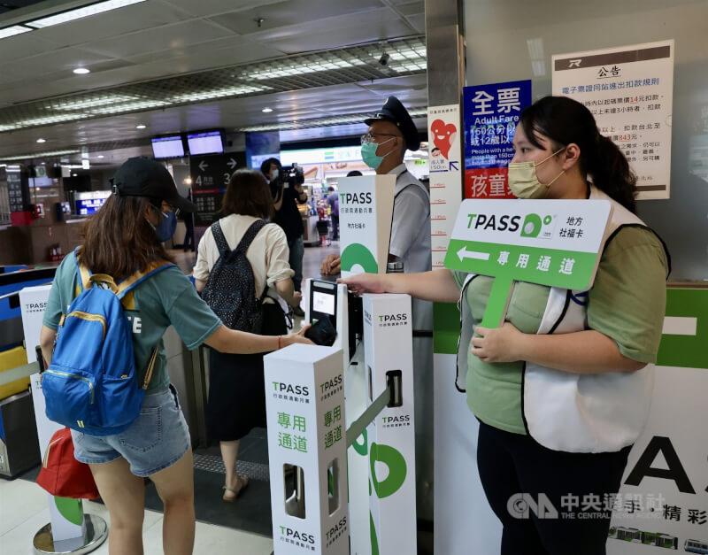 圖為台北車站民眾使用TPASS搭車。（中央社檔案照片）