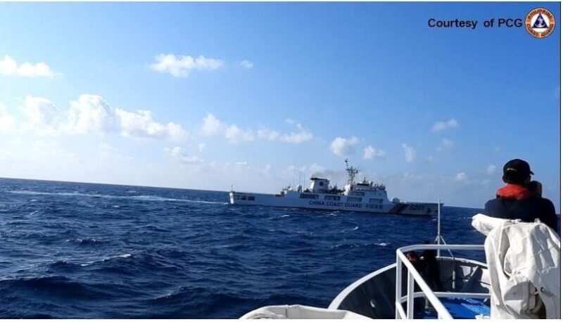 菲律賓海岸防衛隊22日指控中國船隻在南海航行時透過「危險操作」，試圖阻擋菲律賓科學家登上鐵線礁。（圖取自twitter.com/jaytaryela）