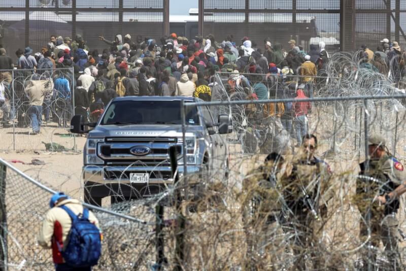 21日大批移民聚集在美墨邊境。（路透社）