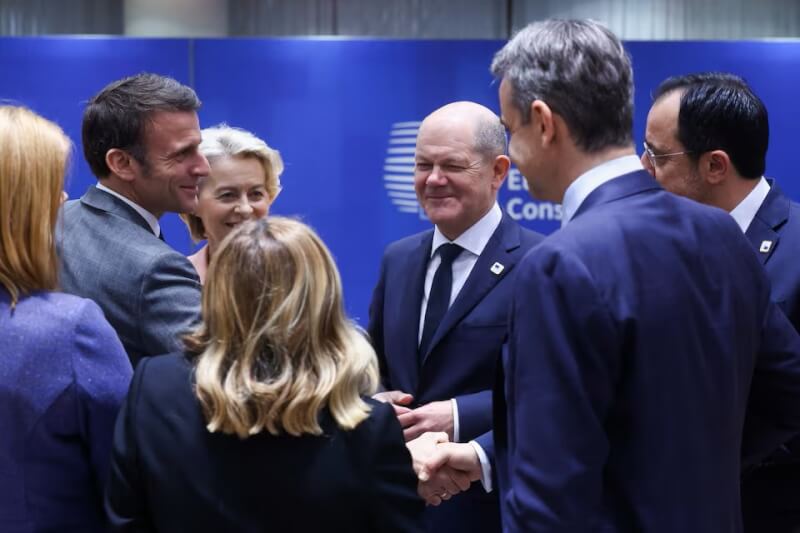 歐盟執委會主席范德賴恩（後左2）與法國總統馬克宏（後左1）、德國總理蕭茲（後右2）等人21日在歐盟峰會場邊交談。（路透社）