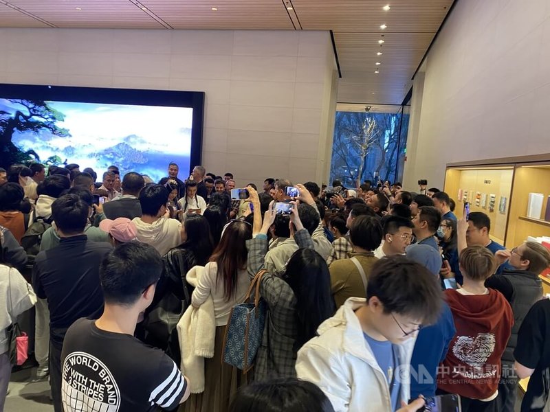 美国苹果公司（Apple）执行长库克（Tim Cook）23日突然现身北京三里屯苹果旗舰店，被大批「果粉」们围住。中央社记者吕佳蓉北京摄  113年3月23日