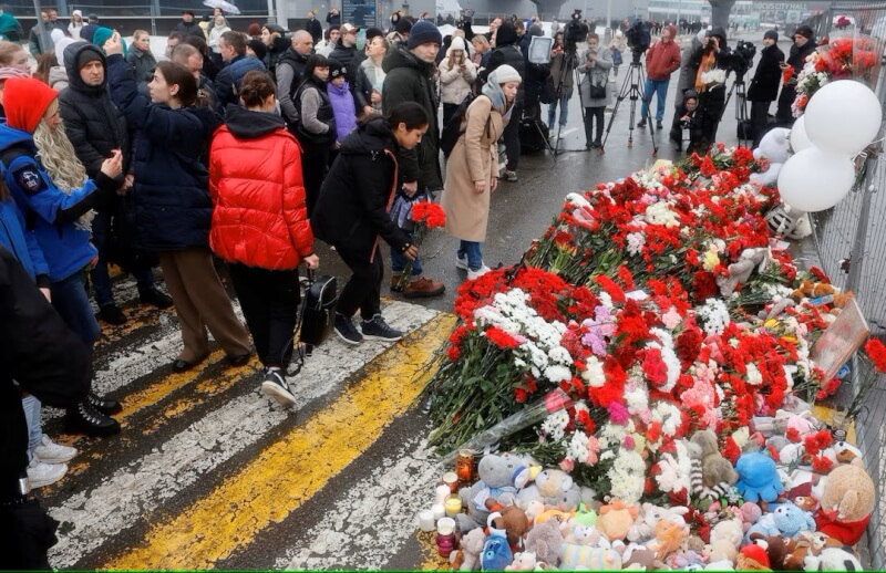 番紅花城市大廳遭恐攻，民眾23日在莫斯科地區臨時紀念碑前獻花悼念罹難者。（路透社）