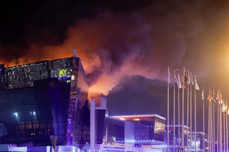 莫斯科郊區克洛庫斯音樂廳22日發生恐怖攻擊事件，至少造成40人喪命、逾100人受傷，並引發熊熊大火。（路透社）