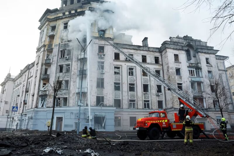 21日烏克蘭基輔一棟大樓遭俄羅斯飛彈擊中，消防員緊急救援滅火。（路透社）