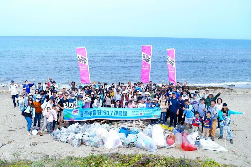 新北市環保局與認養石門區段海岸的POP Radio電台合作,23日舉辦春季淨灘活動,逾百人響應清理岸際廢棄物,清出約324公斤垃圾。(新北市環保局提供)中央社記者黃旭昇新北市傳真 113年3月23日