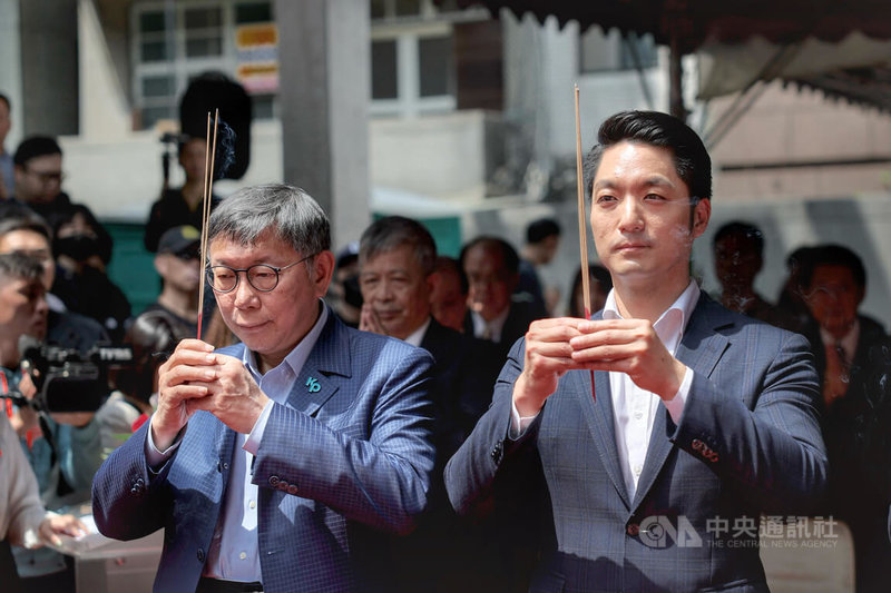 台北市長蔣萬安(前右)、民眾黨主席柯文哲(前左)23日出席國立清華大學台北校區月涵堂修建工程動土典禮,祈求工程圓滿順利。中央社記者王飛華攝 113年3月23日