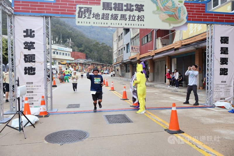 號稱全台最「硬」的的2024馬祖北竿硬地超級馬拉松23日登場,全體跑者在涼爽清晨中起跑,並在中午前陸續跑完全程,許多人在抵達終點後都露出開心笑容。中央社記者潘欣彤馬祖攝 113年3月23日