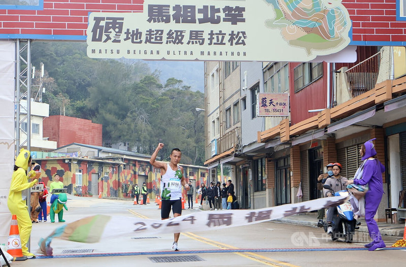 2024第8屆馬祖北竿硬地超級馬拉松23日正式登場,其中難度最高的50KM超馬男子組,最終是由路跑教練李智群(中)以4小時12分44秒奪冠。中央社記者潘欣彤馬祖攝 113年3月23日