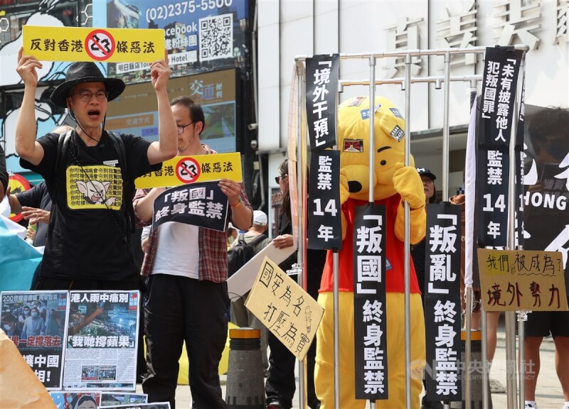 香港立法會通過維護國家安全條例草案（即基本法第23條），在台港人團體23日下午在台北發起街站行動，高喊口號，反對香港「基本法」第23條立法。中央社記者謝佳璋攝 113年3月23日