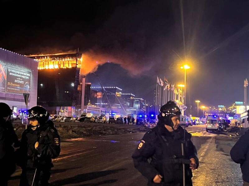 俄羅斯首都莫斯科近郊一座音樂廳22日遭恐怖攻擊起火，警消緊急到場救援滅火。（安納杜魯新聞社）