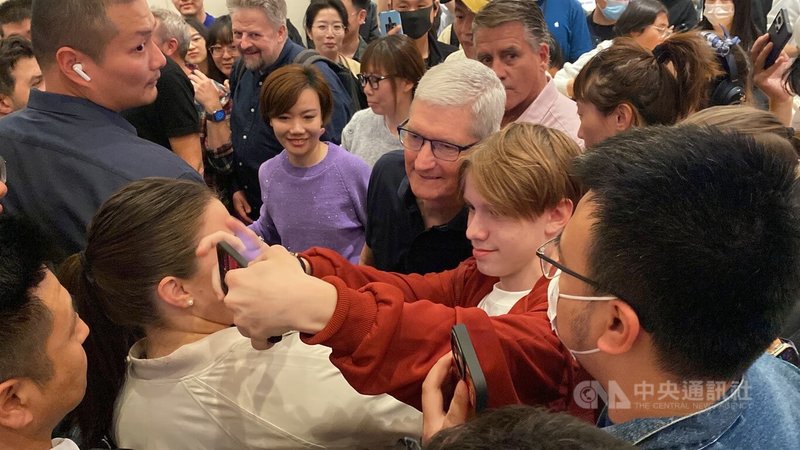 美国苹果公司（Apple）执行长库克（Tim Cook）23日现身北京三里屯苹果旗舰店，吸引中国「果粉」前来朝圣。图为库克与果粉自拍合照。中央社记者吕佳蓉北京摄  113年3月23日