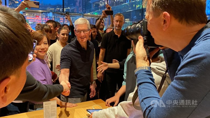 美国苹果公司（Apple）执行长库克（Tim Cook）23日突然现身北京三里屯苹果旗舰店，图为库克与中国民众握手致意。中央社记者吕佳蓉北京摄  113年3月23日