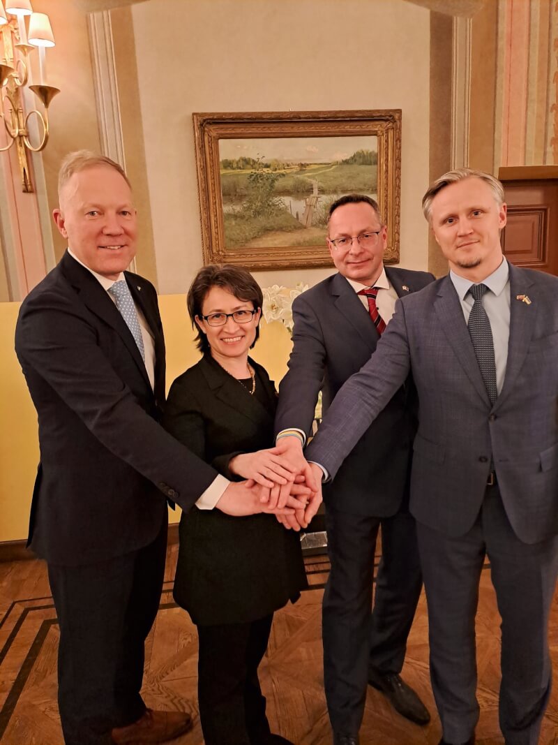 副總統當選人蕭美琴（左2）低調訪歐，與波海3國3位國會外委會主席拍照時做出「疊掌打氣」姿勢。（圖取自twitter.com/ZygisPavilionis）