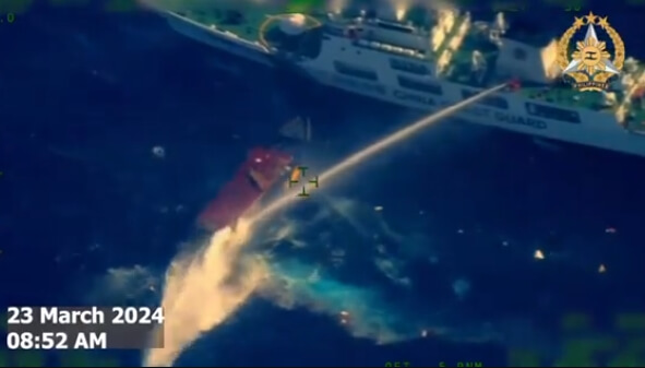 菲律賓官方23日公布影片，顯示中國海警船在南海阻擋一艘菲國補給船並發射水砲。（圖取自twitter.com/TeamAFP）