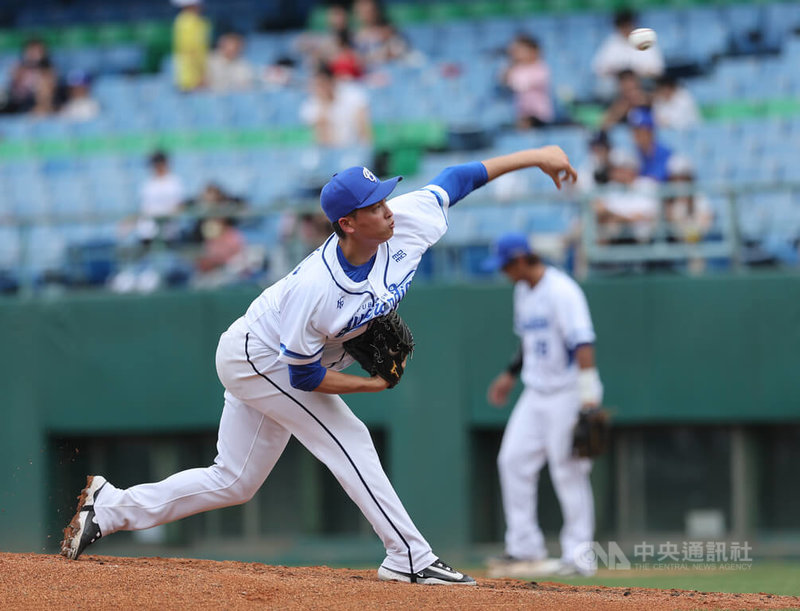中華職棒富邦悍將隊24日官辦熱身賽在新莊棒球場與統一獅隊交鋒,悍將先發投手陳仕朋(前)投4.2局被敲8支安打,送出3次三振,失掉4分但受隊友失誤影響僅1分責失。中央社記者趙世勳攝 113年3月24日