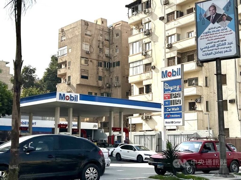 埃及政府宣布調高燃料價格，95無鉛汽油每公升漲1埃鎊，新價格為13.5埃鎊（約新台幣9.27元）。圖為開羅市區的加油站。中央社記者施婉清開羅攝 113年3月24日