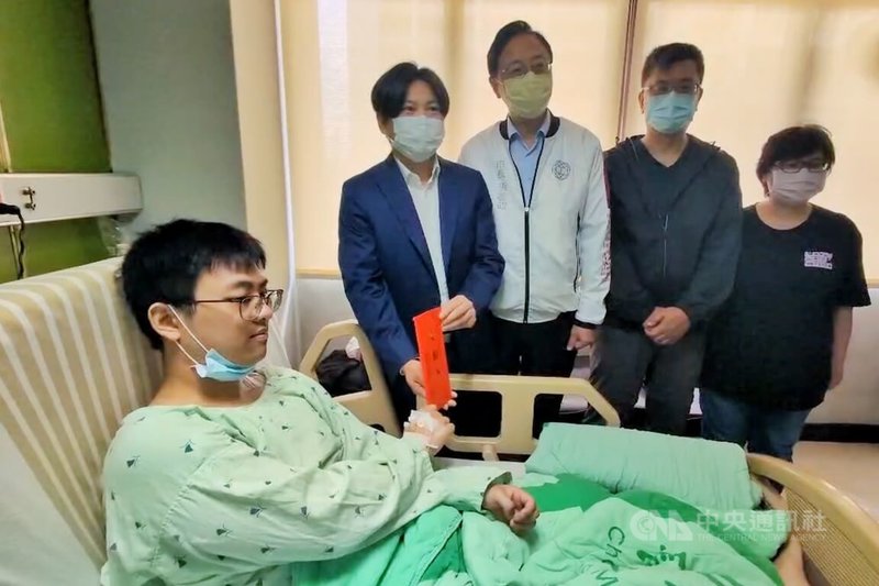 桃園市23日晚間發生警匪槍戰,造成員警蔡淳宇(左)中槍送醫,桃園市長張善政(右3)24日前往探視並致贈慰問金。中央社記者吳睿騏桃園攝 113年3月24日