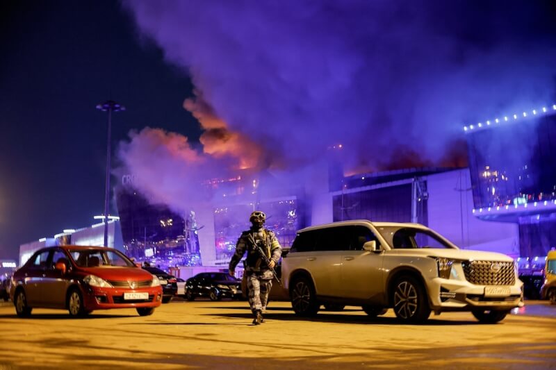 俄羅斯首都莫斯科近郊音樂廳22日遭到恐怖攻擊後，一名執法人員在附近巡邏。（路透社）