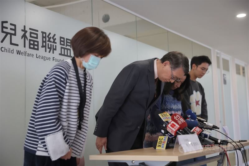 兒福聯盟董事長林志嘉（左2）12日出席記者會說明保母虐童事件，並向社會大眾鞠躬致歉。（中央社檔案照片）