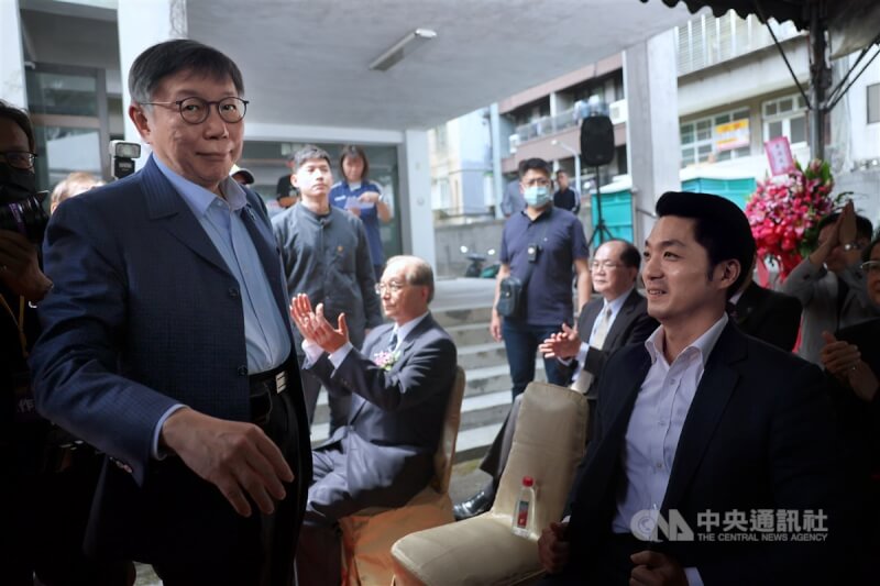 台智光合約爭議延燒，引發台北市前後任市長蔣萬安（前右）及柯文哲（前左）隔空交火。（中央社檔案照片）