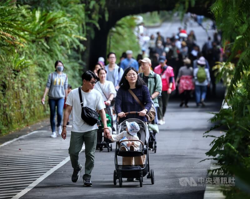 圖為民眾前往台北市立動物園參觀。（中央社檔案照片）