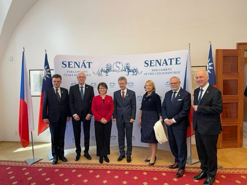 捷克参议长韦德齐（Miloš Vystrčil）率全体副议长及外委会主席欢迎萧美琴访问捷克。（由左至右） 捷克参议院副议长切宁（Tomáš Czernin）、首席副议长德拉霍斯（Jiří Drahoš）、萧副总统当选人、议长韦德齐（Miloš Vystrčil）、副议长瑟特萝娃（Jitka Seitlová）、副议长欧柏佛哲（Jiří Oberfalzer）及外交委员会主席费雪（Pavel Fischer）。（外交部提供）