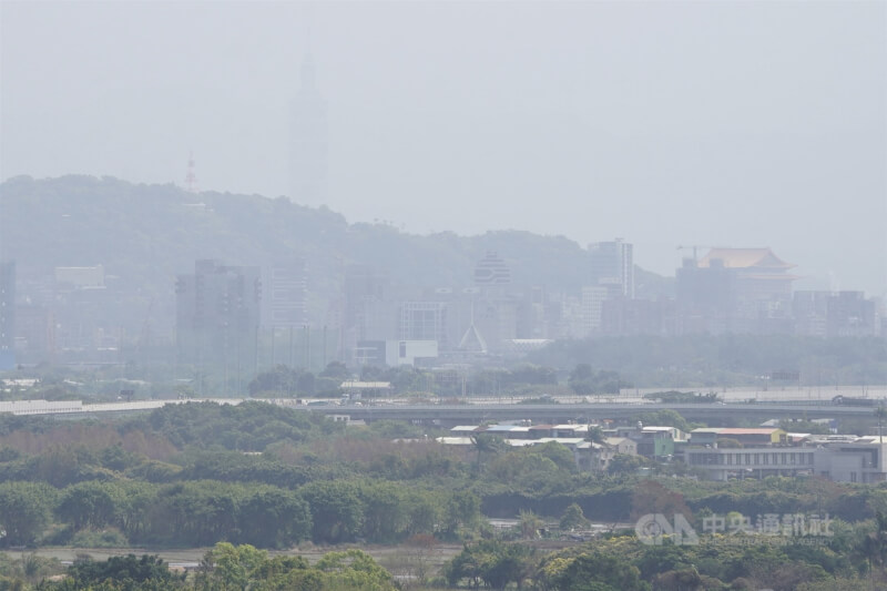圖為去年3月，台北市受境外空污移入影響，自北投區眺望台北101大樓能見度低。（中央社檔案照片）