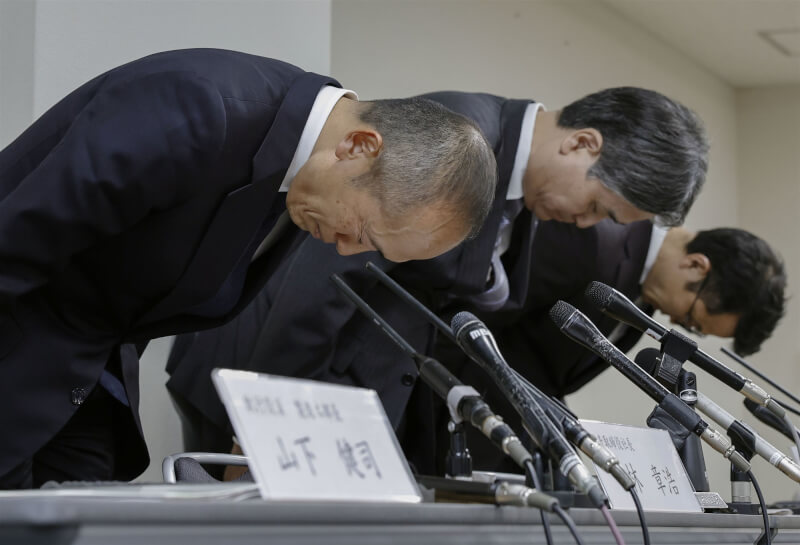 日本小林製藥社長小林章浩（前）22日開記者會說明回收含紅麴營養食品，並鞠躬致歉。（共同社）