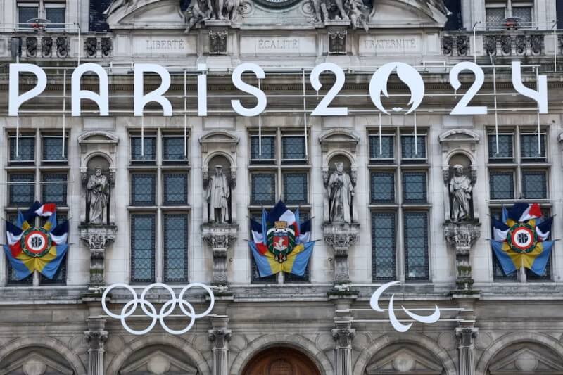 巴黎市政廳上掛有奧運標誌。（路透社）