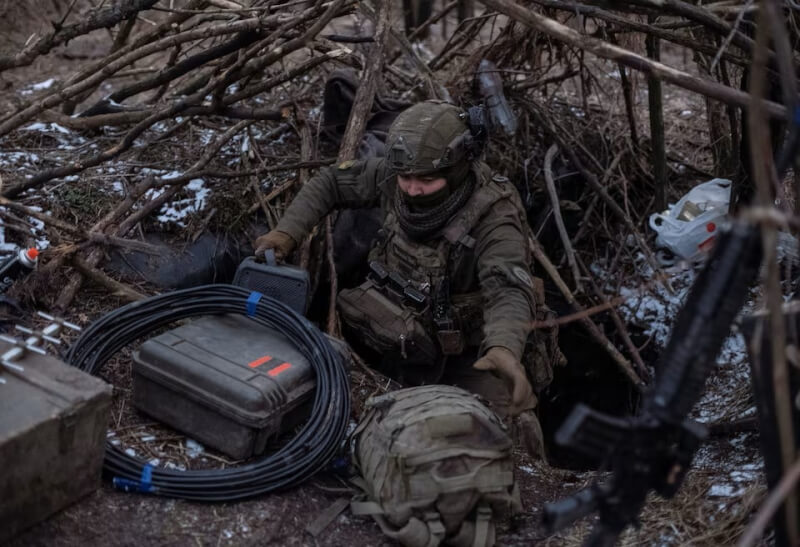 在烏東前線準備操作無人機的烏克蘭士兵。（路透社）
