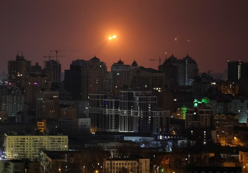 俄羅斯24日清晨飛彈襲擊烏克蘭西部，從基輔上空看到一枚飛彈爆炸。（路透社）