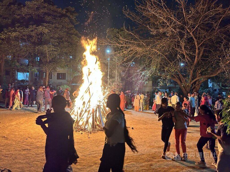 印度24日歡渡「小荷麗節」（Chhoti Holi），民眾升起篝火燒掉女修羅荷麗卡（Holika）的人偶，象徵邪不勝正。中央社記者林行健新德里攝  113年3月25日