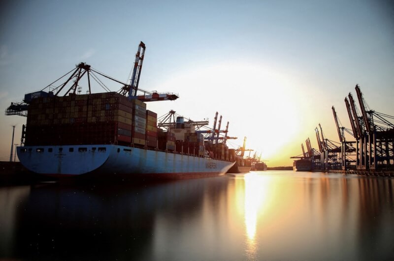 圖為貨輪2022年7月19日在德國漢堡港口裝卸貨櫃。（路透社）