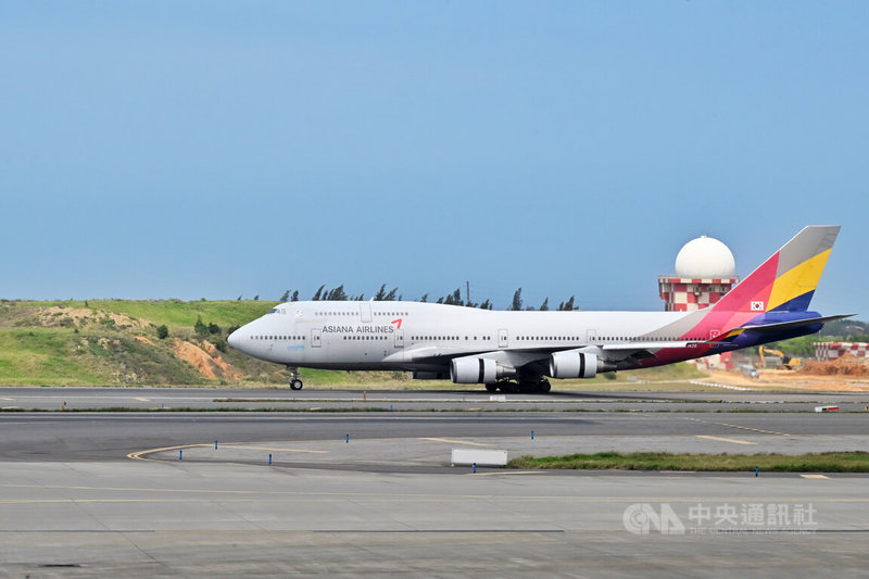 韓亞航空「空中女王」客機25日執飛最後一趟仁川-台北-仁川航線,結束後就功成身退,吸引不少航迷搶購機票,地勤人員表示,或許因為是最後客機任務,所以往返仁川台北的座位都完售。中央社記者吳睿騏桃園機場攝 113年3月25日
