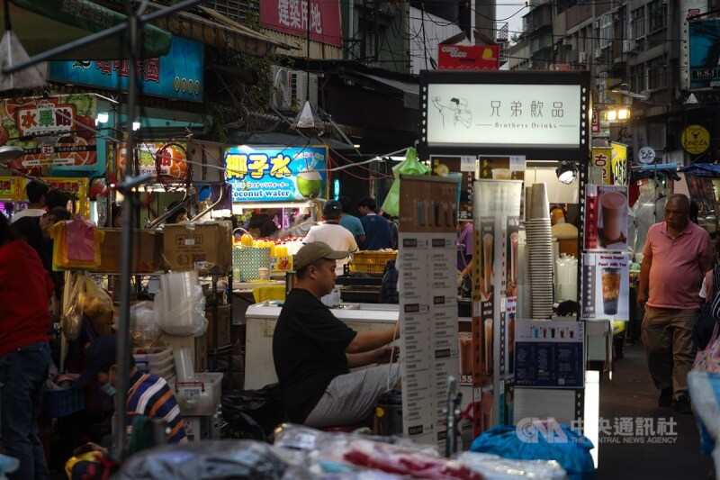 圖為台北饒河街觀光夜市攤商傍晚亮燈，準備營業。（中央社檔案照片）