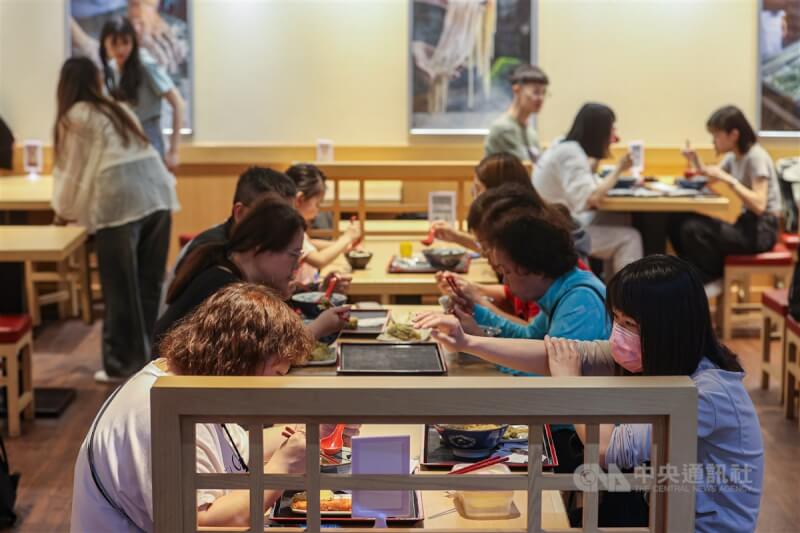 圖為25日台北市萬華區一間大賣場美食街用餐人潮。中央社記者鄭清元攝 113年3月25日