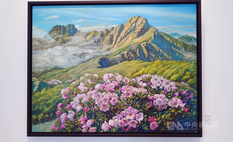 画家王德合近年登上50余座台湾百岳，让美丽山林滋养他的创作，画出苍劲的玉山与美丽的台湾特有植物玉山杜鹃。图为油画「玉山之春」。中央社记者蔡智明摄  113年3月25日