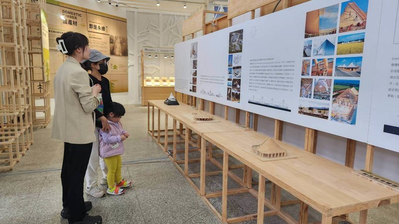 「木韻尋蹤」特展即日起在東勢林業文化園區禮堂展出至5月5日,民眾可透過多媒體、實體模型、平面展區,了解「弦閣 Katenara」的設計理念與製作過程。(林業保育署台中分署提供)中央社記者趙麗妍傳真 113年3月25日