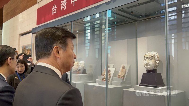 中國大陸國台辦主任宋濤25日在中國國家博物館觀看捐贈的文物。中央社記者呂佳蓉北京攝  113年3月25日
