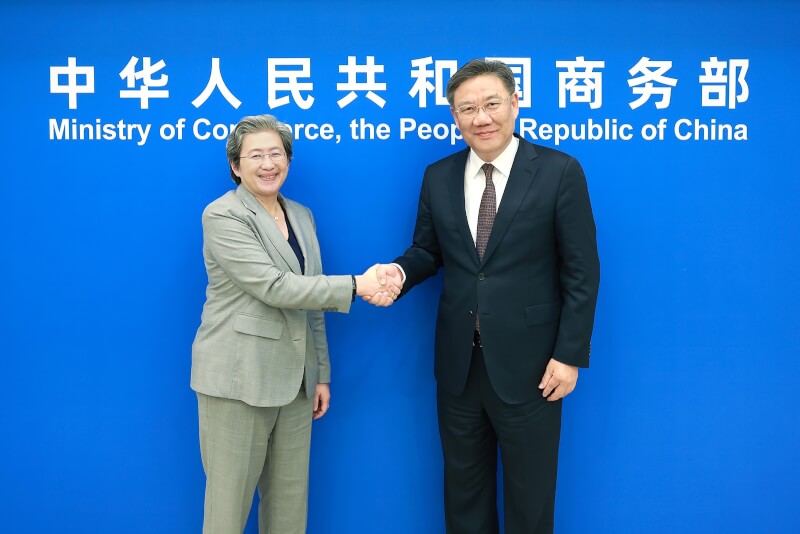 中國商務部長王文濤（右）24日在北京會見超微半導體董事長蘇姿丰（左）。（圖取自中國商務部網頁mofcom.gov.cn）