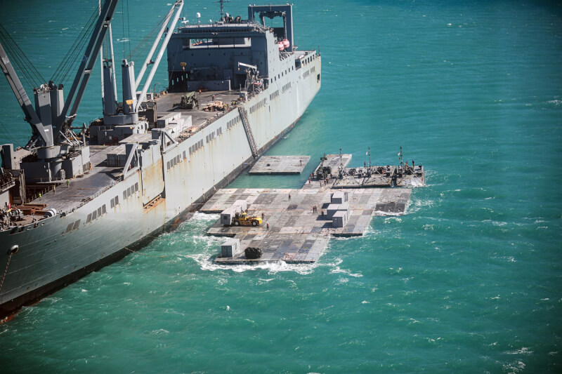 圖為美軍部隊去年7月在澳洲鮑恩海岸搭建「聯合灘岸後勤」（JLOTS）浮動碼頭。（圖取自美國陸軍網頁army.mil）