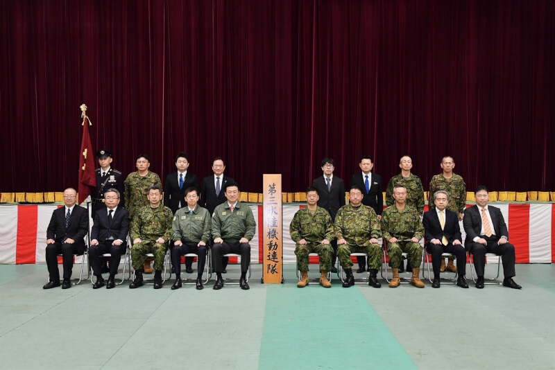24日日本陸上自衛隊「水陸機動團」第3連隊舉行成立典禮。（圖取自twitter.com/jgsdf_pr）